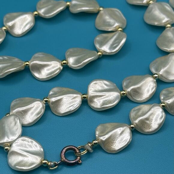 Vintage Faux Coin Pearl Necklace Iridescent Gold Tone 29” - Picture 3 of 6